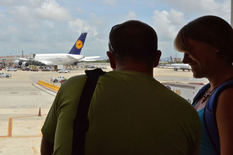 Una pareja mira la llegada del A380 dentro de una sala del aeropuerto. | R.F.