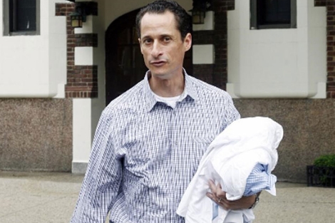 Weiner visto este sbado llevando la ropa sucia a una lavandera cerca de su casa en NY | AP