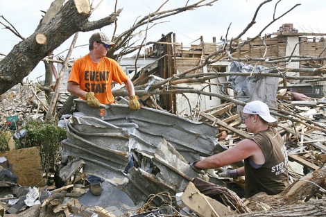 Dos hombres remueven los escombros dejados por el tornado de Joplin. | Reuters