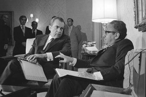 1972, foto de archivo del presidente Nixon con su asesor Henry Kissinger. | AP