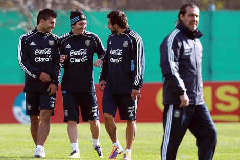 Messi bromea con Agüero y Garay durante un entrenamiento con Argentina. | Efe