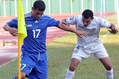 El jugador cubano Mesa (i) controla el baln ante el nicaragense Parrales (d). | Efe