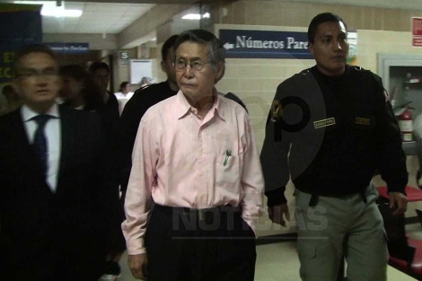 Imagen de Alberto Fujimori llegando al hospital donde fue tratadado. | AP