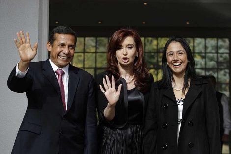 Humala, Cristina Fernndez y Nadine Heredia saludan a los periodistas. | eFE