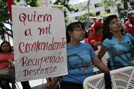 Dos mujeres muestran su apoyo al presidente Hugo Chvez. | AP