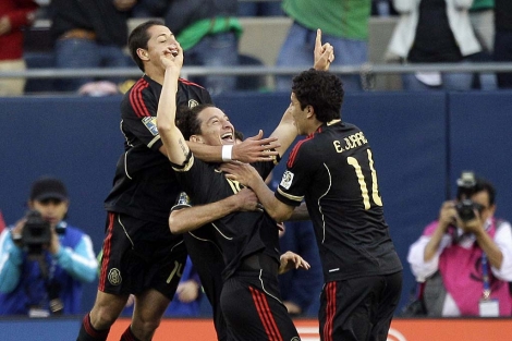 Los jugadores mexicanos celebran el gol de Andrs Guardado. | Ap