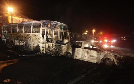 Los coches y los autobuses robados quedaron calcinados. | Reuters