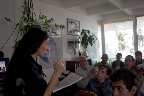 La periodista cubana, Yoani Sánchez, impartiendo unas clases en Cuba. | R. Ruiz- Goierena