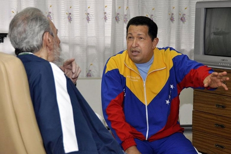 Chvez junto a Fidel Castro, de espaldas, en el hospital donde se recupera. | Efe