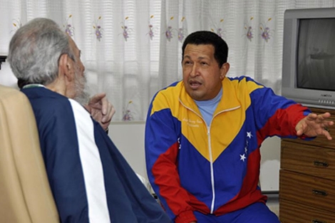 Hugo Chvez dialoga con Fidel Castro. | Reuters