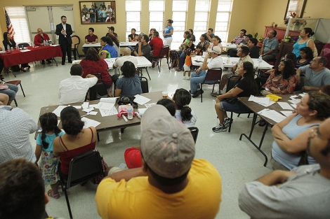 Residentes hispanos de Calhoun, Georgia, hablan sobre sus derechos en una reunin. | AP