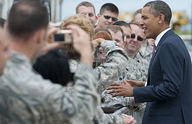 Obama con soldados estadounidenses en una base de Pensilvania. | AFP