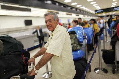 Un grupo de viajeros embarca en el aeropuerto de Miami con destino a La Habana. | Reuters