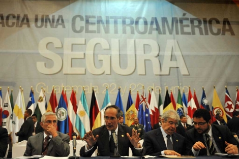 El presidente guatemalteco, lvaro Colom, habla en un momento de la conferencia. | AFP