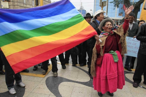 Indgenas aimaras protestan en Lima contra las concesiones mineras. | Reuters