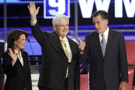 Los republicanos Bachmann (i), Gingrich (c) y Romney (d) en una imagen del debate. | Reuters