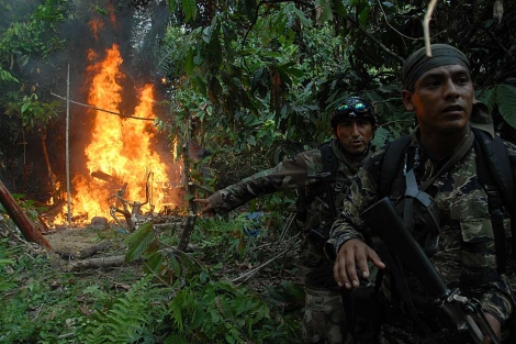 Los soldados peruanos queman un laboratorio de cocana. | Flor Ruiz