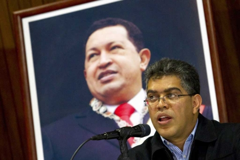 El vicepresidente Jaua habla con los medios con una imagen de Chvez detrs. | Reuters