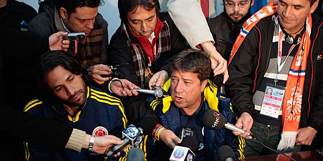 Hernn Daro Gmez y el jugador Mario Yepes (i), rodeado de periodistas. | Efe