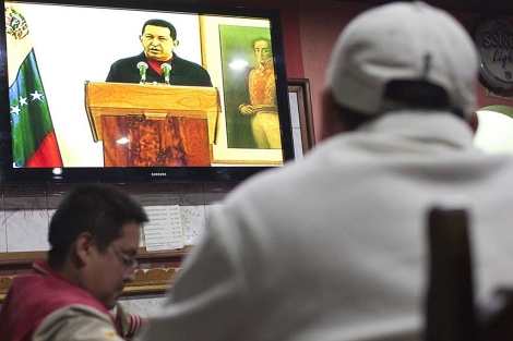 Un grupo de venezolanos ve el anuncio de Hugo Chvez desde un bar. | Reuters