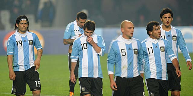 Los jugadores de Argentina se marchan decepcionados tras el empate frente a Bolivia. | AP