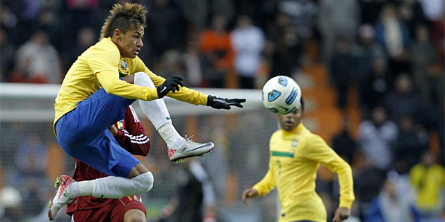 Neymar intenta controlar un balón durante el encuentro. | Efe