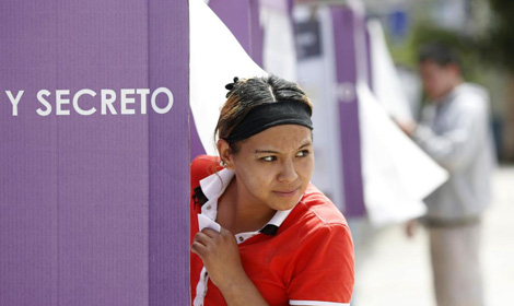 Una joven se dispone a votar en el Estado de Mxico. | Reuters