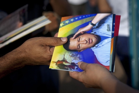 Un partidario de Chvez compra una fotografa en Caracas. | Reuters