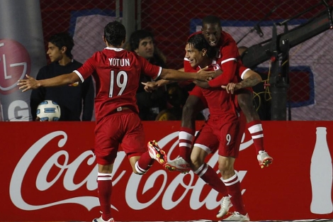 Paolo Guerrero, Luis Advncula y Yoshimar Yotun celebran el gol de Per. | AP