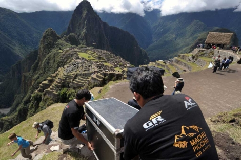 Trabajadores cargan equipos para la celebracin de Machu Picchu. | AFP