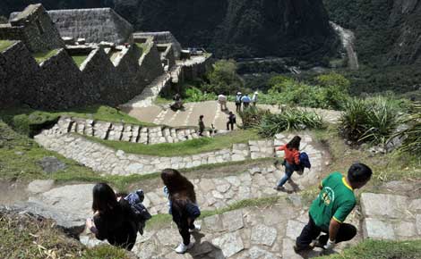 Turistas caminan por los caminos de Machu Picchu. | AFP