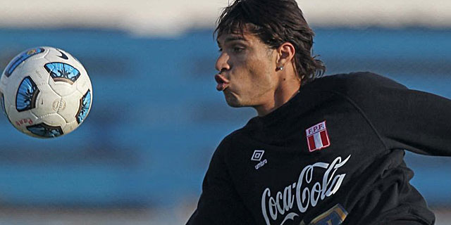 El delantero peruano Paolo Guerrero, durante el entrenamiento. | Efe
