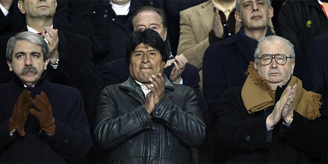 Evo Morales junto a Aníbal Fernández y Julio Grondona, presidente de la AFA. | AP