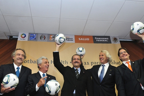El mdico en jefe de la FIFA (d), el ministro mexicano de Salud (c), el comisionado nacional de Salud y directivos de la Federacin Mexicana presentan un programa de salud y deporte. | Efe