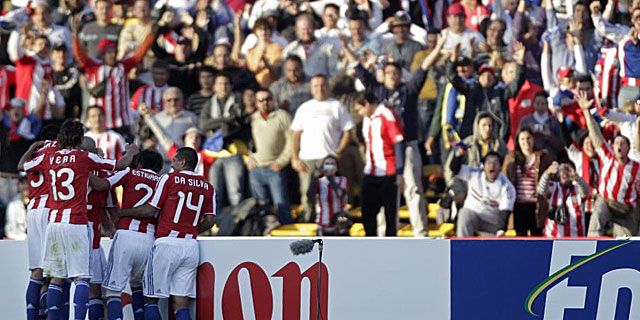 Los jugadores de Paraguay celebran el gol de Valdez con su afición. | AP