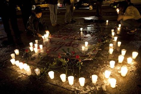 Decenas de velas y flores en el lugar donde fue asesinado Facundo Cabral. | AP