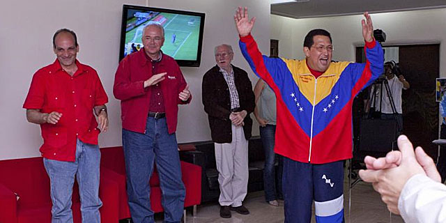 Hugo Chvez festejando el triunfo de la seleccin venezolana de ftbol ante Ecuador. | Reuters