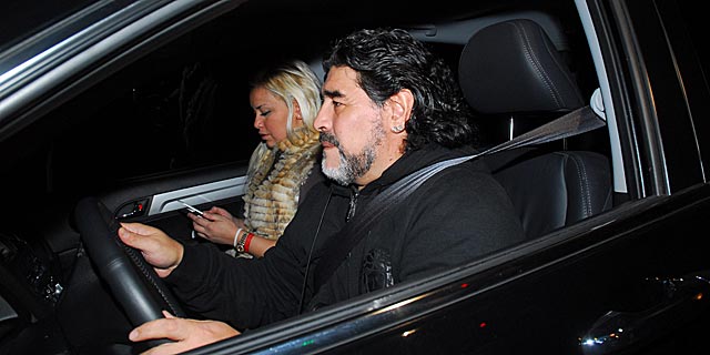 Maradona y su pareja salen de la clnica donde est ingresada la madre del ex futbolista. | Efe