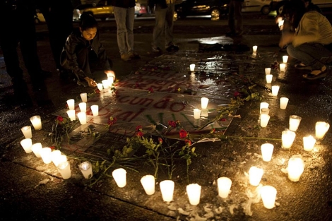 La gente rinde tributo a Facundo Cabral en Ciudad de Guatemala. | AP