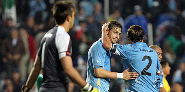 Diego Lugano y Sebastin Coates se felicitan tras el triunfo de Uruguay. | Efe