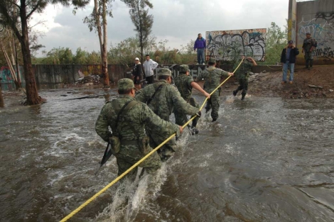 Militares prestan ayuda tras el desbordamiento de un ro en Nezahualcyotl. | Efe
