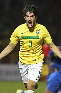 Pato celebra su segundo gol. | Reuters