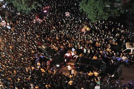 Cientos de personas rodean el vehculo fnebre con los restos de Leiby Kletzky. | AP