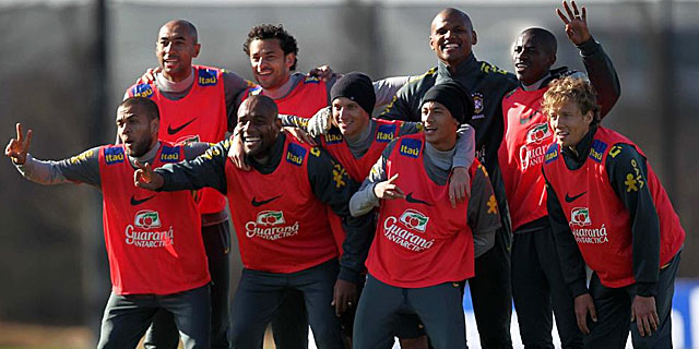 Los jugadores brasileos posan para una foto durante el entrenamiento de este sbado. | Efe