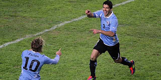 El jugador de ftbol de la seleccin de Uruguay LuisSurez (der) y Diego Forln (izq) festejan un gol ante Per. | Efe