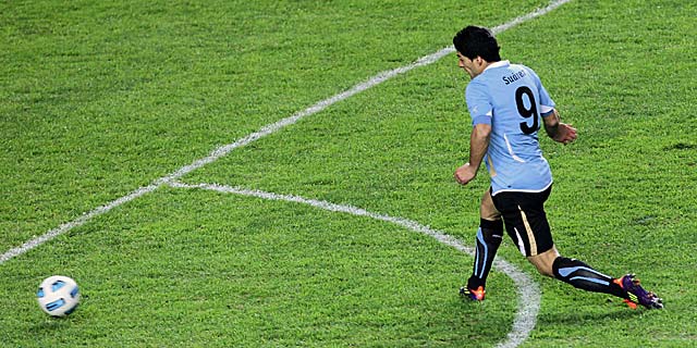 El delantero uruguayo Luis Surez. en el momento de marcar su segundo gol contra Per. | Reuters