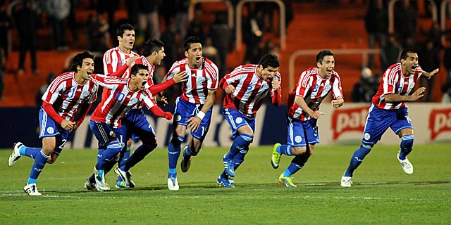 Los jugadores paraguayos celebran la victoria en los penaltis contra Venezuela. | Efe
