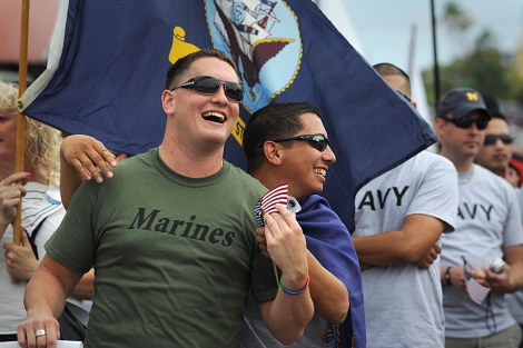 Soldados de la Marina de EEUU en una marcha por el orgullo gay. | AFP
