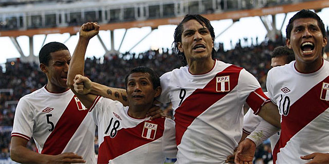 Los jugadoes peruanos celebran uno de goles del partido frente a Venezuela. | AP