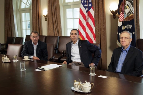 Obama (c), Reid (d) y el republicano Boehner posan para la prensa antes de la reunin. | AP
